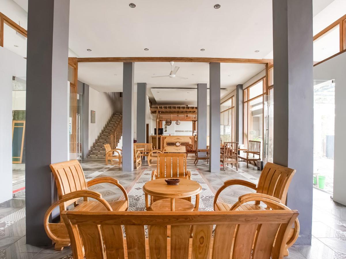 Urbanview Hotel Blok O International By Reddoorz Baturetno Ngoại thất bức ảnh