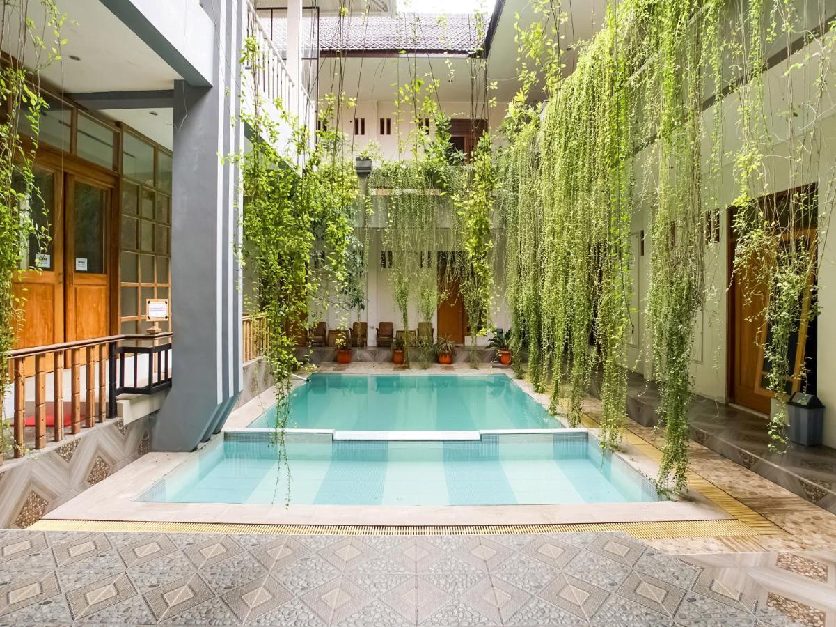 Urbanview Hotel Blok O International By Reddoorz Baturetno Ngoại thất bức ảnh